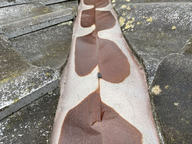 市川市大野町にてセメント瓦からの雨漏り点検にて屋根葺き替えをご提案