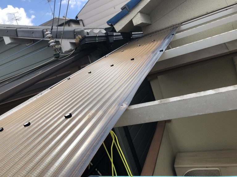 フックが劣化した塩ビ波板