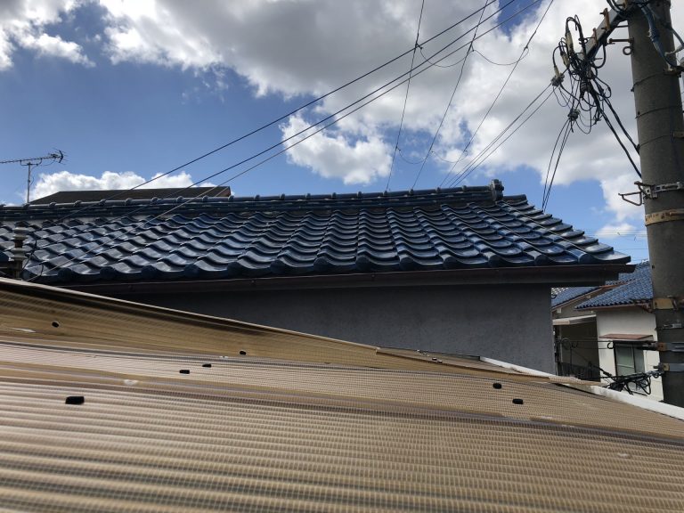 歪んだ塩ビ波板