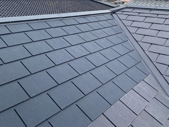 部分的にスレートの葺き替えを行っている