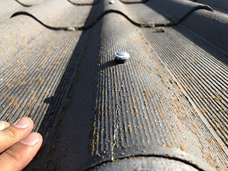 波型スレートがひび割れを起こしている箇所