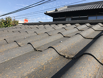 塗膜を失い茶色く変色した波型スレート