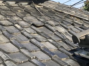 剥がれたりズレたりしている瓦
