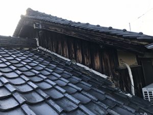 外壁は焼杉です