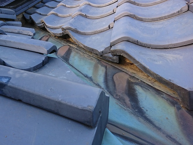 錆が見える谷板金