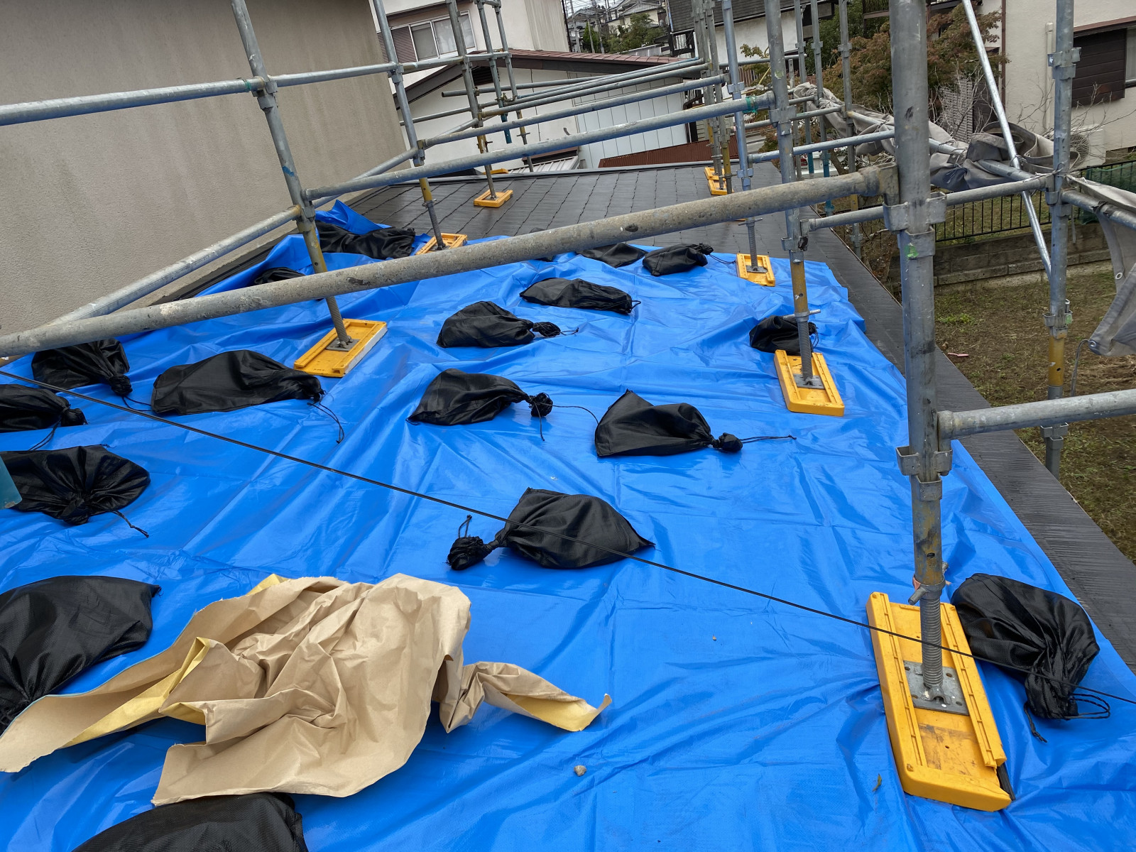 雨漏りを防止するために養生した化粧スレート屋根
