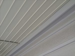 天井と壁の間から漏水