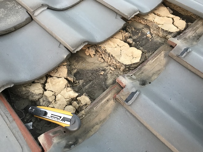 経年劣化で雨漏りも。瓦屋根はメンテナンスフリーではありません