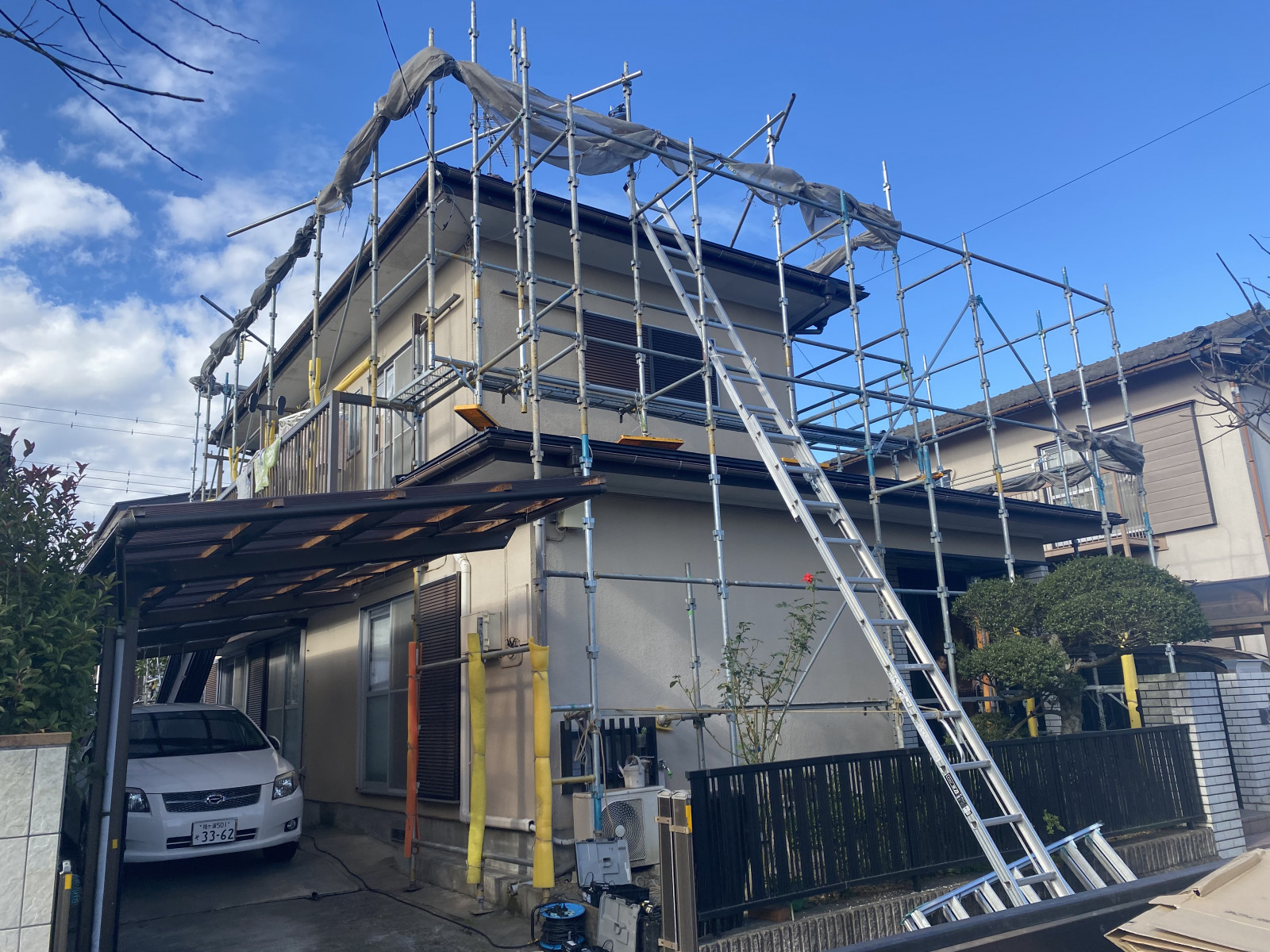 屋根カバー工法の為に足場の仮設を行ったお住まい