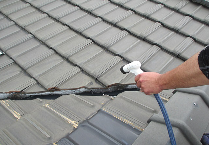 瓦屋根で行われている散水試験