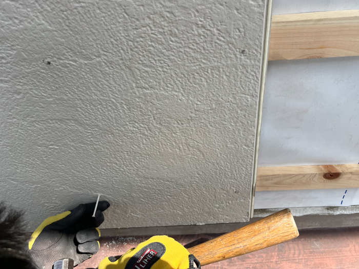 新しい外壁材を固定して仕上げ作業へ