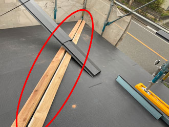 棟板金の下地である貫板