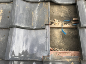 割れてしまった瓦の差し替え