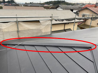 貫板に被せられた棟板金