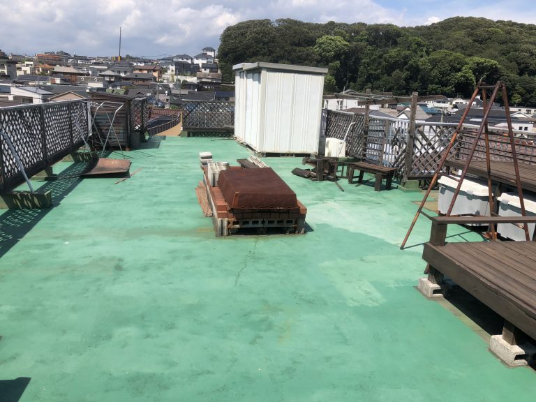劣化したウレタン防水の陸屋根