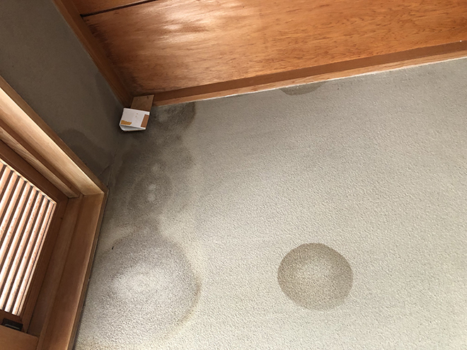 吹田市昭和町で雨漏りを起こしている燻し瓦の谷板金には補修の跡も