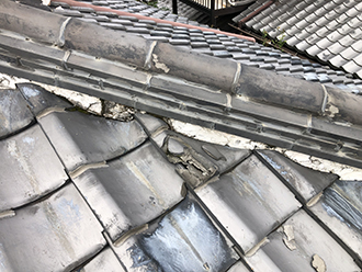 傷んだ瓦屋根の様子