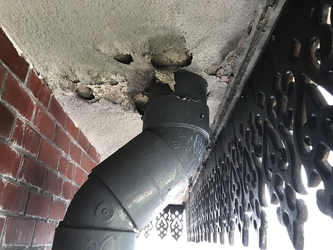 吹田市でビルのバルコニーから発生した雨漏りで軒天がボロボロに