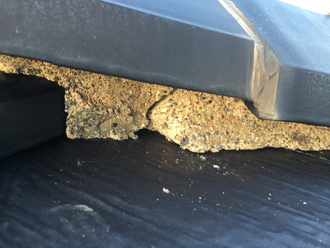 棟の漆喰が剥がれかかっている