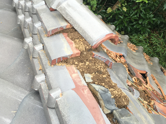 棟瓦が崩れている