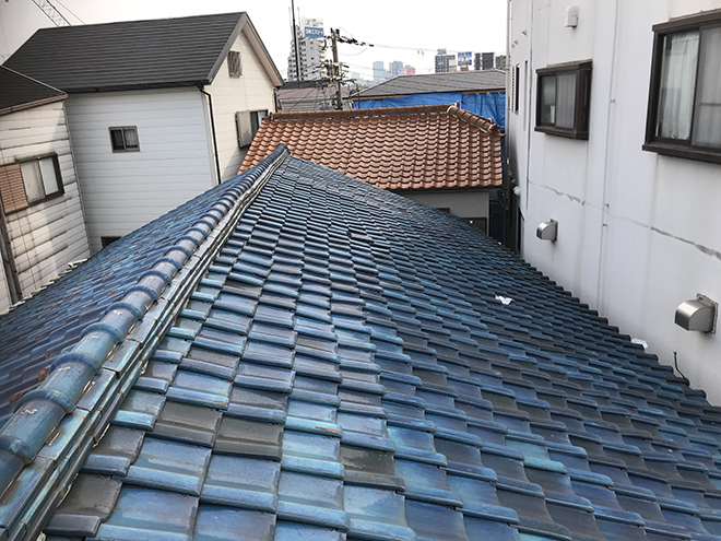 雨漏り無料点検、築４５年の釉薬瓦屋根を見てみましょう｜吹田市
