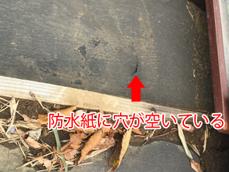 風で瓦が外れて防水紙も切れている