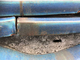 黒ずんで穴が開いた漆喰