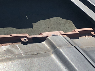 釘で固定された防災瓦