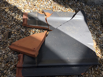 落下して割れた防災瓦