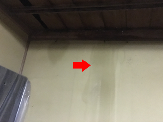 壁に雨漏りの跡がある