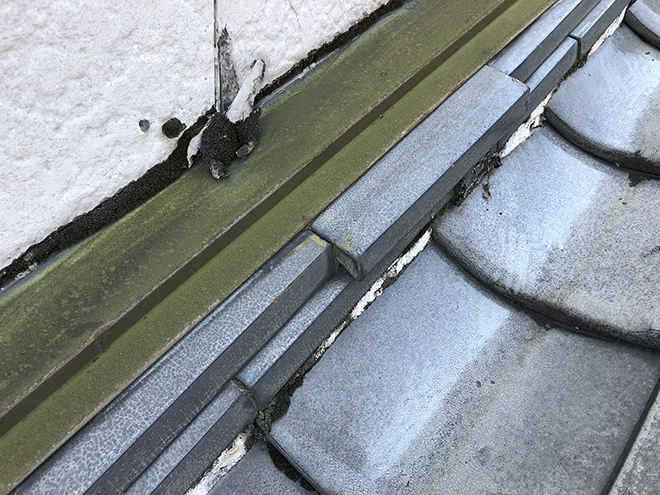 のし瓦がずれている