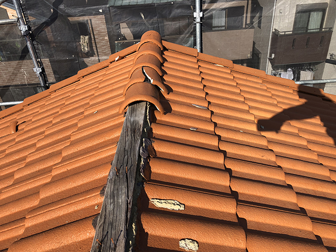 吹田市垂水町にて台風で棟瓦が飛散した瓦屋根、雨漏りの危険性があります