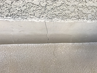 バルコニー床の亀裂