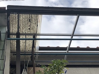 波板が飛散したベランダ屋根