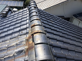 蛇行した棟瓦は瓦のずれや落下、雨漏りに発展する危険があります【吹田市】