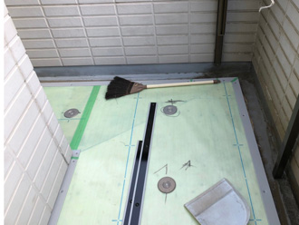 バルコニーの防水工事　コンパネで下地を作成