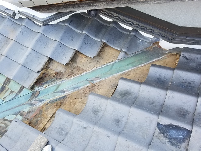 両側の瓦を外した谷板金