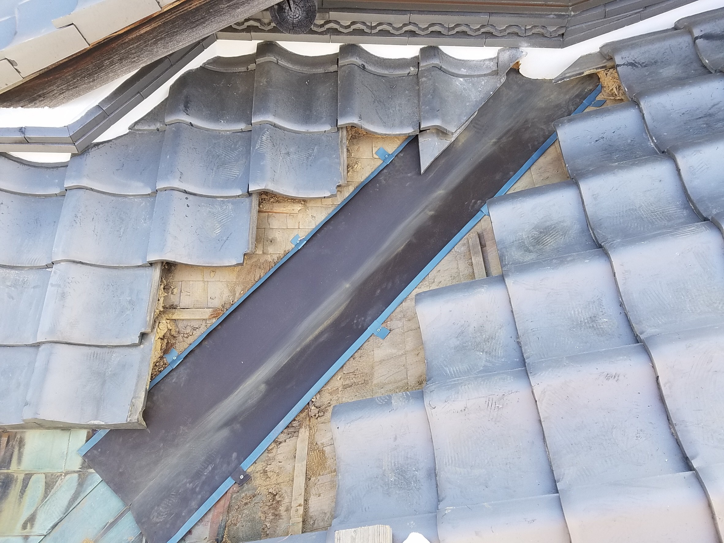 雨漏り多発ポイント谷板金を銅製からステンレスに交換｜吹田市上山手町