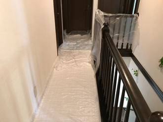 屋内作業では養生をして汚さない配慮をする