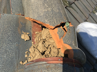 棟瓦が壊れている