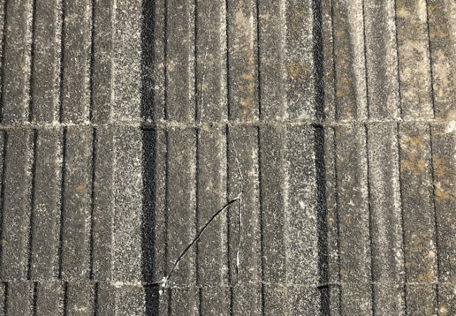 コンクリート瓦の割れ