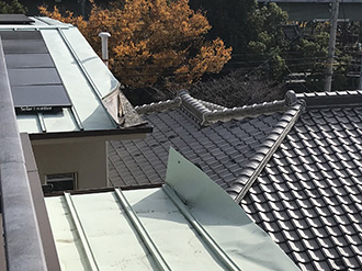 吹田市で強風により捲れた立平葺き屋根から雨漏りで応急処置