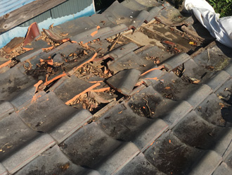 強風で外れた瓦