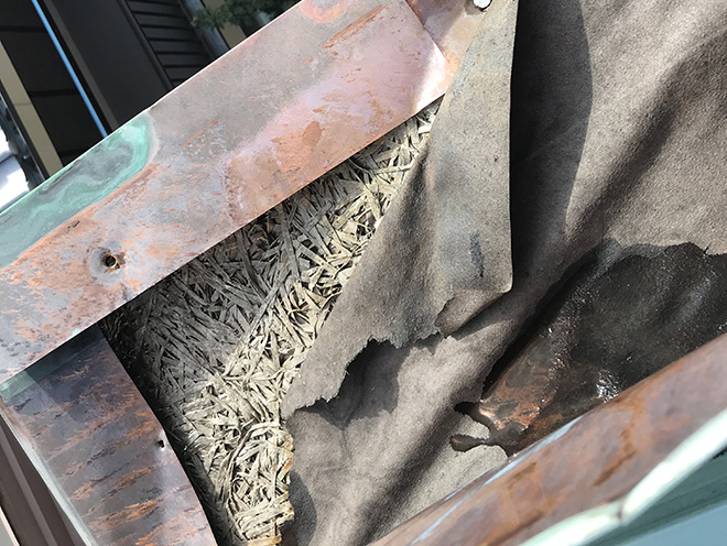 防水紙が劣化し下地が露出