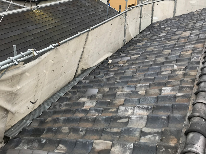 屋根葺き替え工事　足場設置