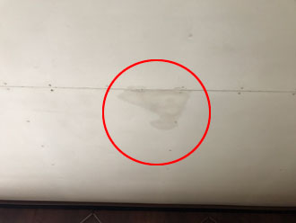 天井の雨染みです