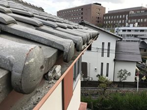 雨樋に漆喰の欠片が落ちている