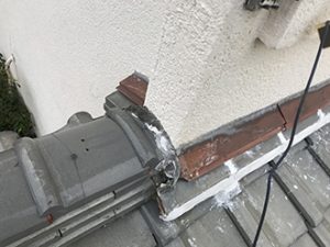 漆喰が剥がれた取り合い部分