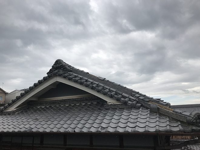 吹田市、隅棟が崩れた瓦屋根、屋根のいたるところに雨漏りリスクがあります