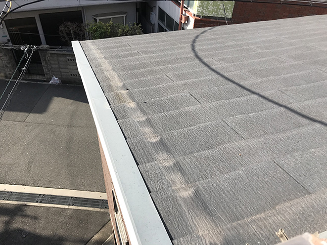 雨の跡が屋根についている